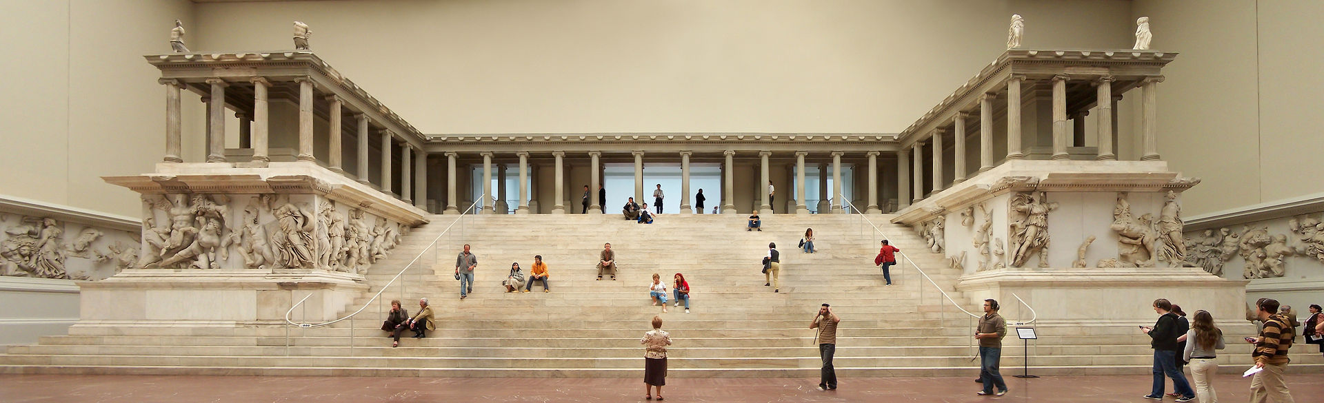 Общий вид западного фасада Пергамского алтаря. Пергамский музей, Берлин