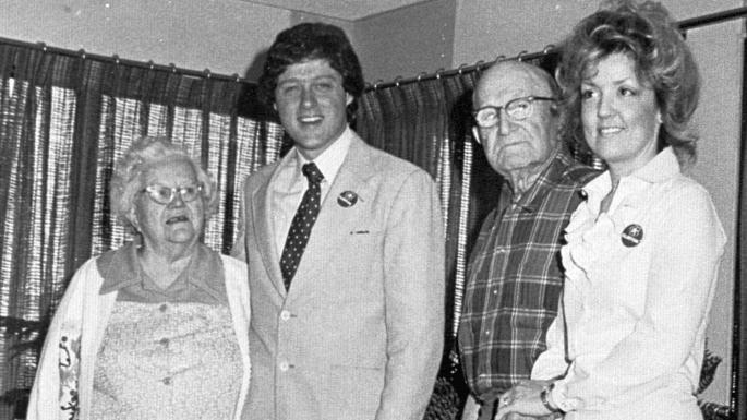 Билл Клинтон (в центре) и Хуанита Броддрик (справа), 1978 г.