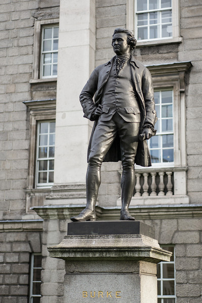 Памятник Эдмунду Бёрку в Тринити Колледж, Дублин, Ирландия