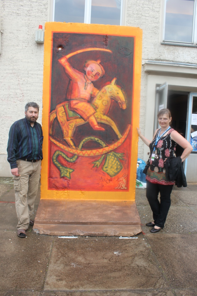 Андрей Филиппов и Светлана Баделина на фоне украшенного ими куска берлинской стены.JPG